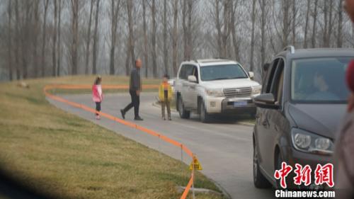 人民日?qǐng)?bào)評(píng)游客虎區(qū)下車：總有人把記性放別人腦袋里