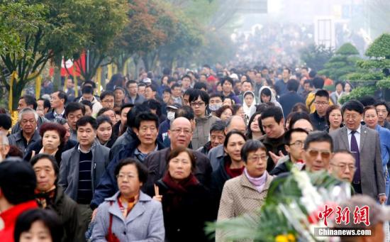 資料圖：2015年4月5日，上海周邊墓區(qū)迎來掃墓大客流。隨著民眾觀念的不斷改變，文明祭掃已成常態(tài)。<a target='_blank' href='http://www.chinanews.com/'>中新社</a>發(fā) 湯彥俊 攝