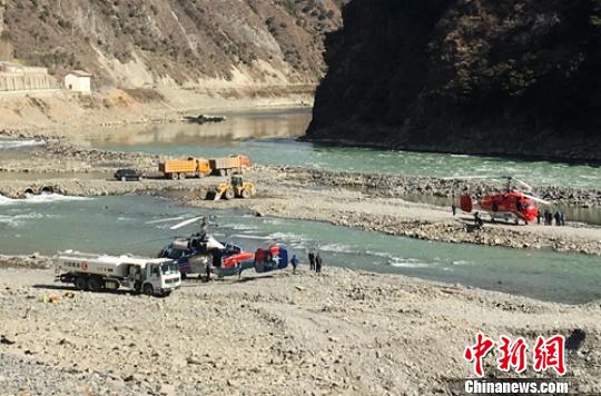 直升機(jī)在火場附近河灘上加油、掛桶?！＄娦?攝