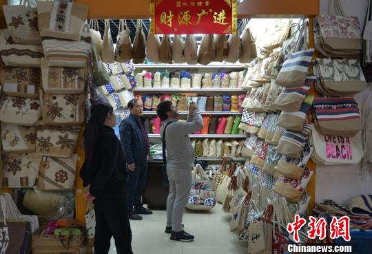 義烏國際商貿(mào)城內(nèi)，外商在挑選貨物 王剛 攝