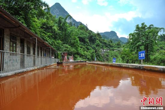 資料圖：7月6日，位于廣西河池市環(huán)江縣北山村的北山溪長達7公里的流水顏色發(fā)黃，流經(jīng)之處河床、石頭、草木無不被“染色”。圖為一鉛鋅礦開采企業(yè)的礦坑水處理池，存在未對礦坑水進行任何處理就向溪流排放的嫌疑。洪堅鵬 攝