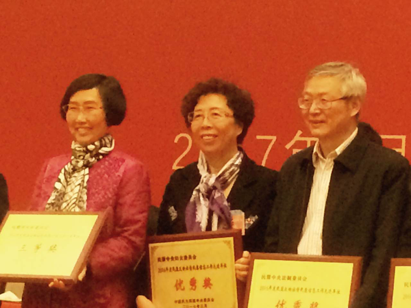 7、離崗不離心。全國政協(xié)委員、民盟中央婦委會(huì)主任（中）代表婦委會(huì)接受民盟中央頒發(fā)的2016年度民盟反映社情民意信息工作先進(jìn)單位“獎(jiǎng)牌時(shí)表示：她的心永遠(yuǎn)和民盟人在一起。 人民政協(xié)網(wǎng)記者 張春莉  攝影