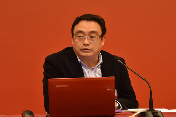 7、民盟福建省委專職副主委劉泓介紹參政議政經(jīng)驗(yàn)體會(huì)。張雨斌 攝影