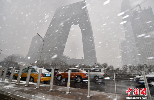 2月21日，北京多個地區(qū)迎來降雪天氣，預(yù)計降雪過程將持續(xù)至半夜?！按貉比缂s而至，整個城市一派銀裝素裹的景象。圖為雪中的央視大樓。<a target='_blank' href='http://www.chinanews.com/' >中新網(wǎng)</a>記者 金碩 攝