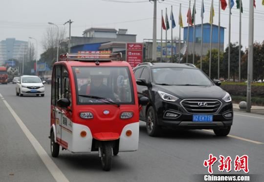 一位老者駕駛電動(dòng)三輪車行駛在省道103線公路眉山段?！⒅铱?攝