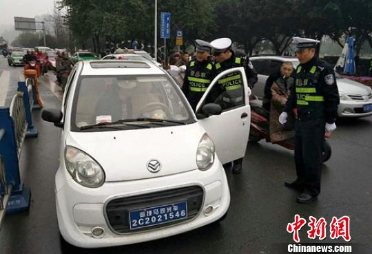 樂山交警嚴查電動三四輪車違規(guī)上路?！⒅铱?攝