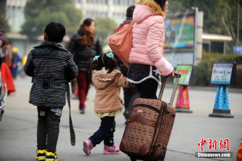 資料圖：2015年2月5日，2015年春運(yùn)第二天，江蘇揚(yáng)州市汽車西站迎來(lái)客流高峰，圖為家長(zhǎng)帶著孩子在江蘇揚(yáng)州市汽車西站候車。 孟德龍 攝