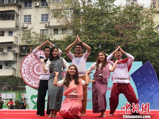 圖為廣西醫(yī)科大學的留學生身著各自國家的傳統(tǒng)服飾在現(xiàn)場表演。鐘建珊 攝