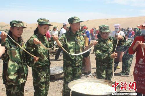 資料圖：野外拉練，學(xué)生自己做飯?！＄娦?攝