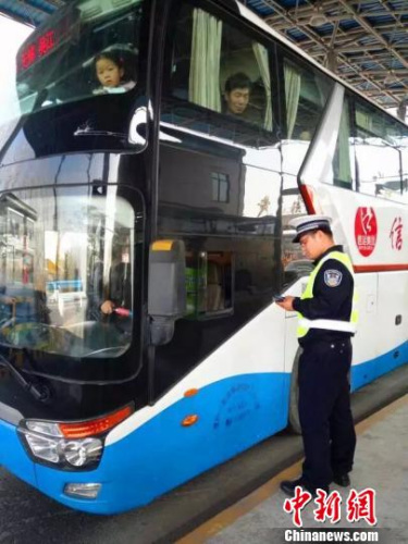 　《營運客車安全技術條件》今起實施。 圖為一輛客車正接受交警檢查。(資料圖)