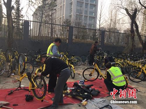 在北京某個共享單車維修點，修車師傅正在工作。<a target='_blank' href='http://www.chinanews.com/' >中新網(wǎng)</a> 吳濤 攝