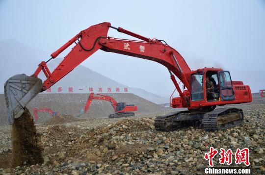 集訓(xùn)中，學(xué)員官兵冒雪作業(yè) 郭江宸 攝