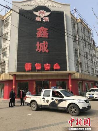 在雄縣鑫城小區(qū)的售樓處，玻璃大門已被貼上封條。一輛警車和一輛城管車停放在售樓處門口?！⌒す饷?攝