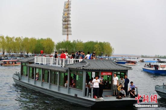 4月3日下午，河北安新縣“華北明珠”白洋淀游人如織。<a target='_blank' href='http://www.chinanews.com/'>中新社</a>記者 翟羽佳 攝
