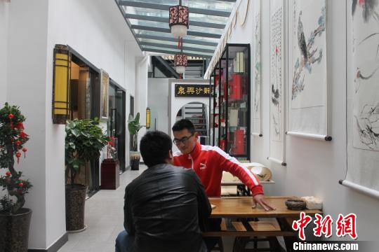 “眾興沙龍”提供文化交流及服務(wù)。　東強(qiáng) 攝