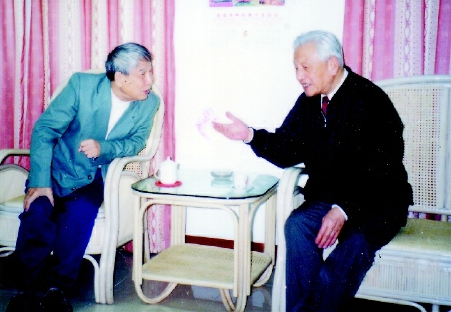 圖為2000年12月，許集美（右）和黃仲賢（左）親切交談。