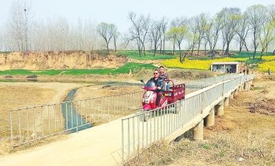 漯河一獨臂村民打工攢錢在澧河上架橋 造福兩岸村民