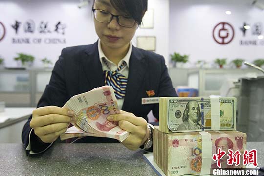 資料圖：山西太原，銀行工作人員正在清點(diǎn)貨幣。 <a target='_blank' href='http://www.chinanews.com/'>中新社</a>記者 張?jiān)?攝