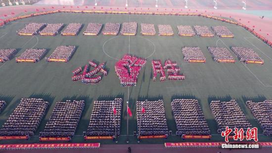 資料圖：2月27日，河北衡水二中舉行了“燃青春，磨利劍，戰(zhàn)百天，奪桂冠”高考百日誓師大會。衡水二中 供圖