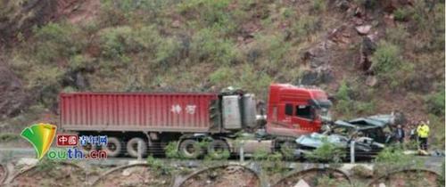 云南一大掛車(chē)對(duì)撞越野車(chē) 越野車(chē)上4人遇難