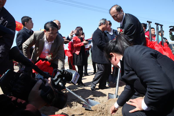 三、前來長嶺縣參加萬頃牡丹種植啟動(dòng)儀式的中央中直機(jī)關(guān)書記王錦銘（中）等領(lǐng)導(dǎo)人親手栽種下牡丹苗?！¤骱z影