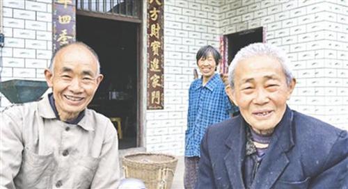 97歲臺(tái)老兵四川省親 77年后踏故土還是一口四川話