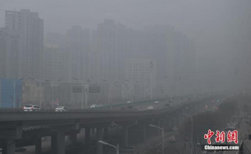 資料圖：石家莊市區(qū)籠罩在霧霾中。<a target='_blank' href='http://www.chinanews.com/'>中新社</a>記者 翟羽佳 攝
