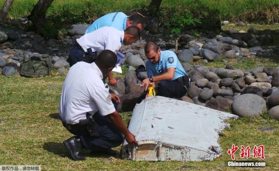 資料圖：在法屬留尼旺群島海岸線上發(fā)現(xiàn)的MH370殘骸。