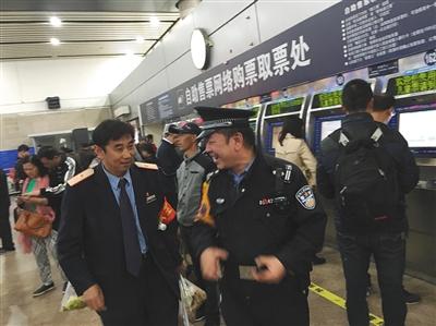 　北京西站北廣場，執(zhí)勤民警和站內(nèi)工作人員在巡視。