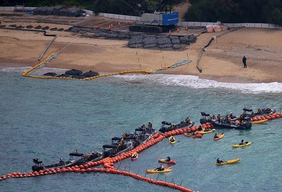 日本填海為美軍建基地 民眾乘坐皮劃艇與警方對(duì)峙