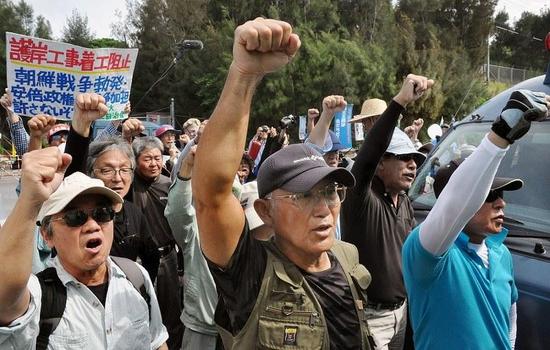 日本填海為美軍建基地 民眾乘坐皮劃艇與警方對(duì)峙