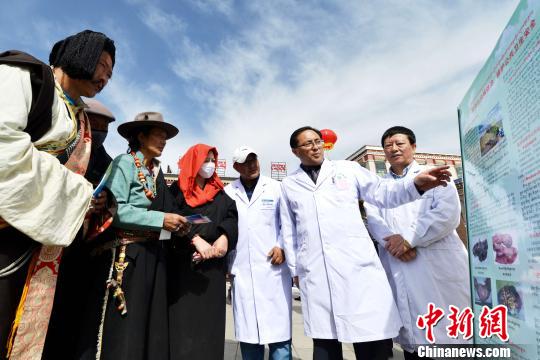圖為青海省人民醫(yī)院醫(yī)務(wù)人員下鄉(xiāng)宣介疾病防控知識。　孫瑩 攝