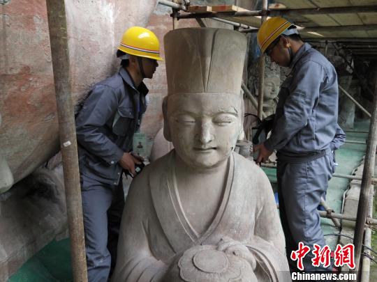 圖為文物修復工作人員正在對大足石刻臥佛進行前期治水工程和三維測繪?！〈笞闶萄芯吭?攝
