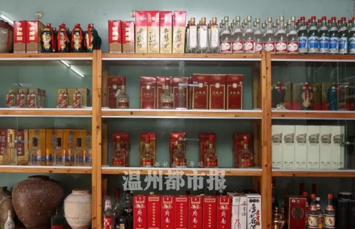 男子30年間收藏上千瓶酒 最貴的一瓶能買(mǎi)一套房