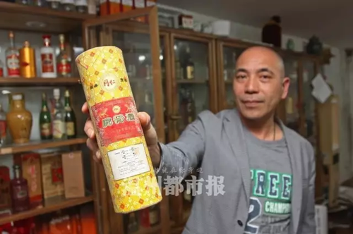 男子30年間收藏上千瓶酒 最貴的一瓶能買(mǎi)一套房