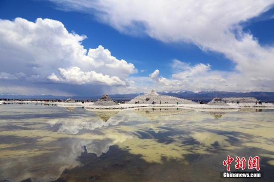 4月29日，素有中國“天空之鏡”之稱的青海茶卡鹽湖開園納客。茶卡鹽湖位于青海省海西蒙古族藏族自治州烏蘭縣茶卡鎮(zhèn)附近，湖面海拔3100米，呈橢圓形，總面積105平方公里，因其旅游資源稟賦可與玻利維亞烏尤尼鹽沼相媲美，享有中國“天空之鏡”之美稱。 羅云鵬 攝