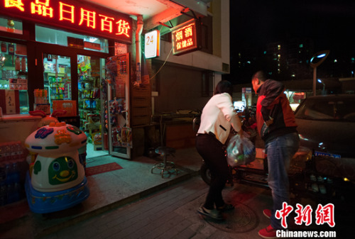 有顧客打電話來買飲料，夫妻二人準(zhǔn)備送貨。<a target='_blank' href='http://www.chinanews.com/' >中新網(wǎng)</a>記者 李卿 攝