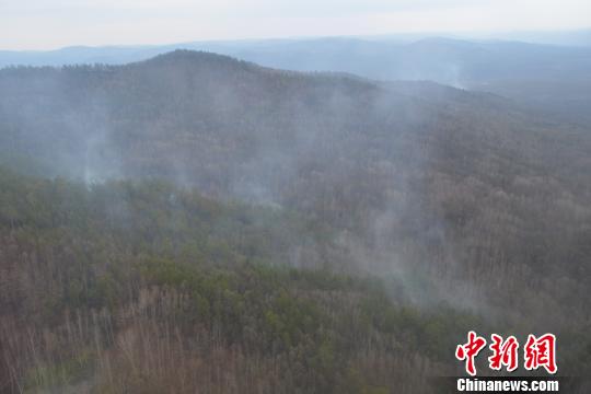 圖為俄過(guò)境大火蔓延內(nèi)蒙古大興安嶺現(xiàn)場(chǎng) 武警內(nèi)蒙古森林總隊(duì)大興安嶺支隊(duì) 攝