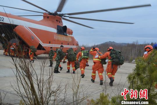 圖為俄過(guò)境大火蔓延內(nèi)蒙古大興安嶺現(xiàn)場(chǎng) 武警內(nèi)蒙古森林總隊(duì)大興安嶺支隊(duì) 攝