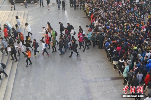 資料圖：2016年11月27日，山西太原一國考考點(diǎn)，考生排隊(duì)準(zhǔn)備進(jìn)入考場。武俊杰 攝