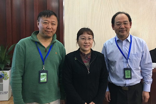 甄貞與第22期無黨派人士理論研究班部分學(xué)員合影