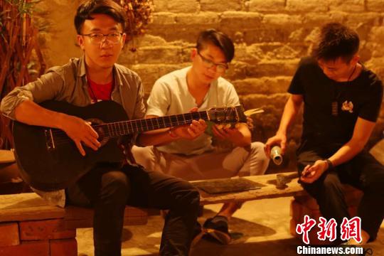 圖為開設(shè)琥珀畫工作室的三名廣西藝術(shù)學(xué)院油畫專業(yè)大三學(xué)生廖世紹、何家鵬、童釗?！⒊?攝