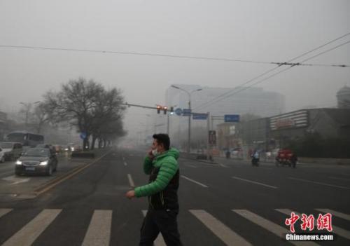 資料圖：一名戴著口罩的行人走在北京街頭。<a target='_blank' href='http://www.chinanews.com/'>中新社</a>記者 張浩 攝