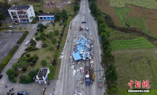 2016年1月13日，在209國(guó)道廣西柳州市融安縣浮石鎮(zhèn)路段，工人們正在拆除浮石收費(fèi)站。譚凱興 攝