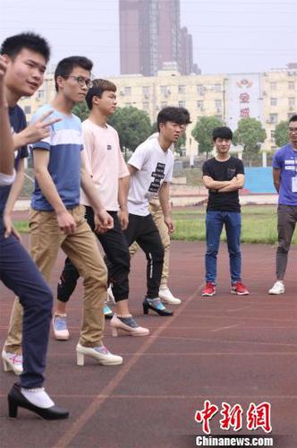 男生們穿高跟鞋準(zhǔn)備起跑 吳楠馨 攝