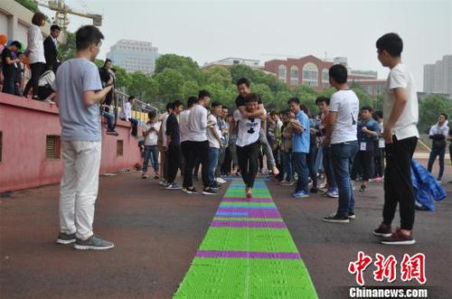 背“娃娃”大闖關(guān)項(xiàng)目旨在讓男生體驗(yàn)?zāi)赣H背孩子行走的艱難 吳楠馨 攝