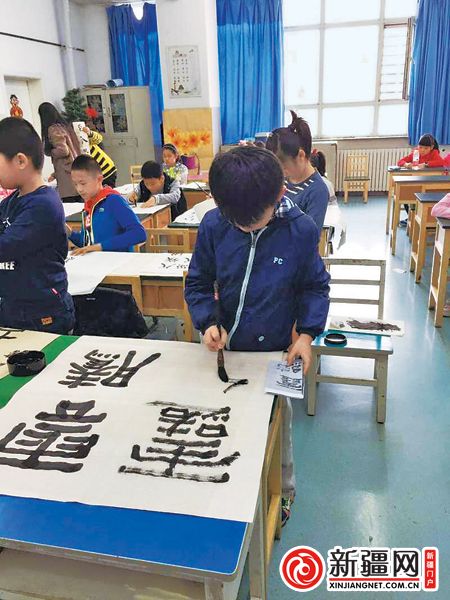在第三屆“我是傳統(tǒng)文化傳承者”少兒書法大賽現(xiàn)場(chǎng)，來自市第42小學(xué)四年級(jí)二班的選手杜尚峰正在專心運(yùn)筆。梁淑芳 攝