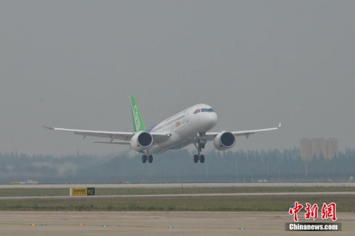 資料圖：國產(chǎn)大飛機(jī)C919成功起飛。王脊梁 攝