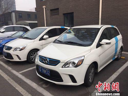 多輛共享汽車停靠在路邊。<a target='_blank' href='http://www.chinanews.com/' >中新網(wǎng)</a> 吳濤 攝