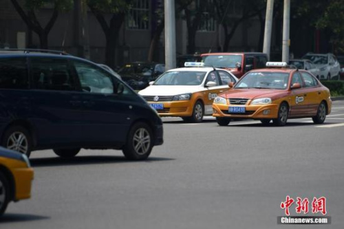 資料圖：行駛在路上的傳統(tǒng)出租車。<a target='_blank' href='http://www.chinanews.com/' >中新網(wǎng)</a>記者 金碩 攝